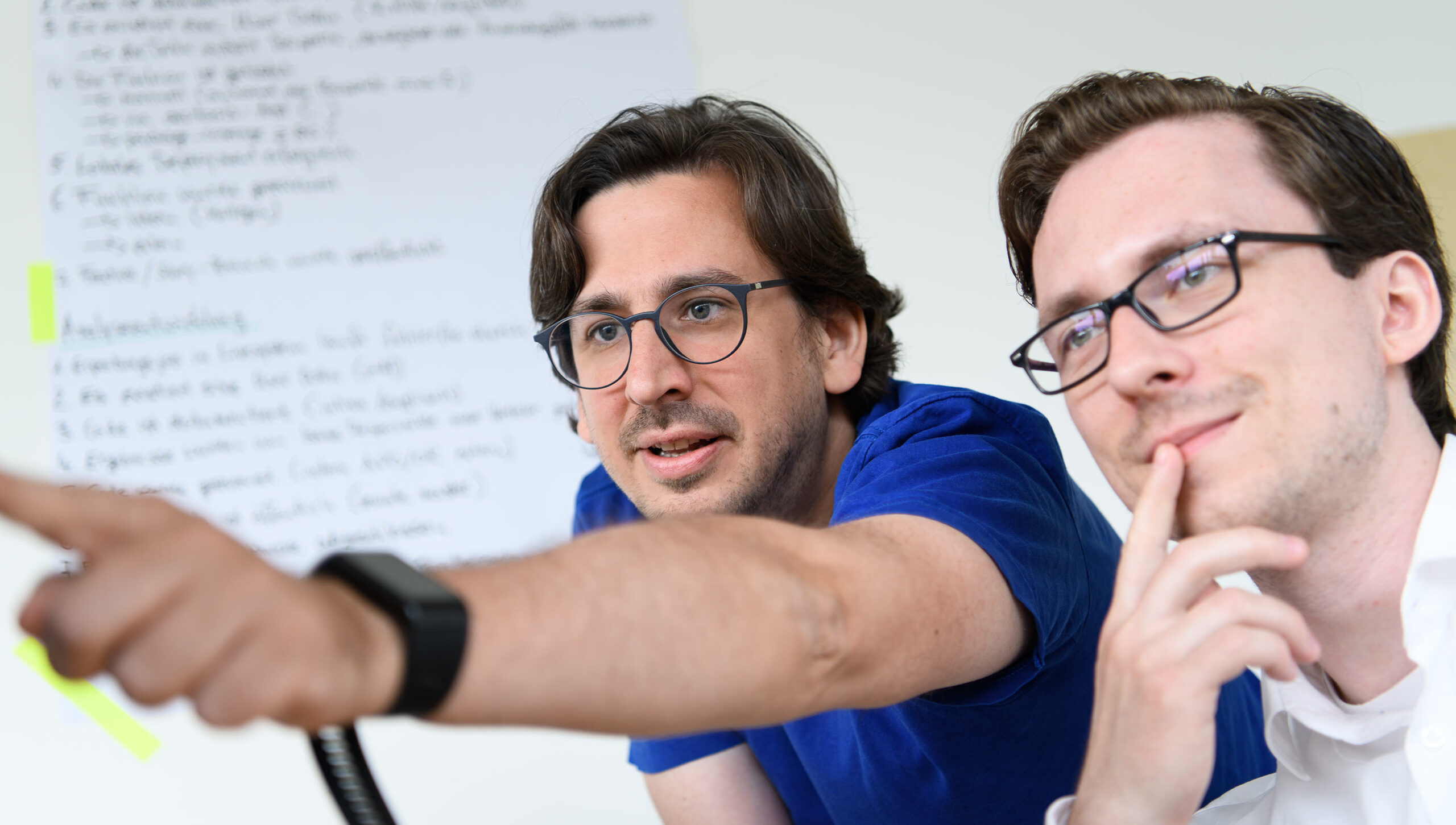 berufserfahren-mann-zeigt-kollegen-etwas eoda Data Scientist zeigt Kollegen etwas