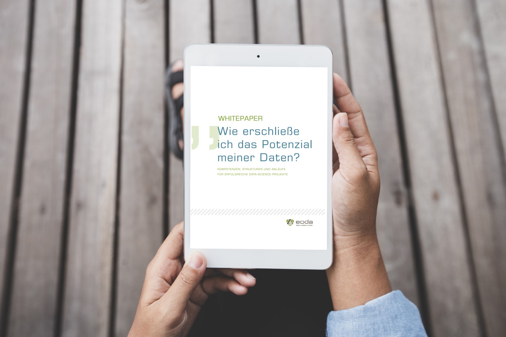 Mann liest Whitepaper auf Tablet