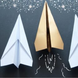 data science beratung. entscheider rolle ausbauen. Papierflieger symbolisieren Aufwärtsbewegeung