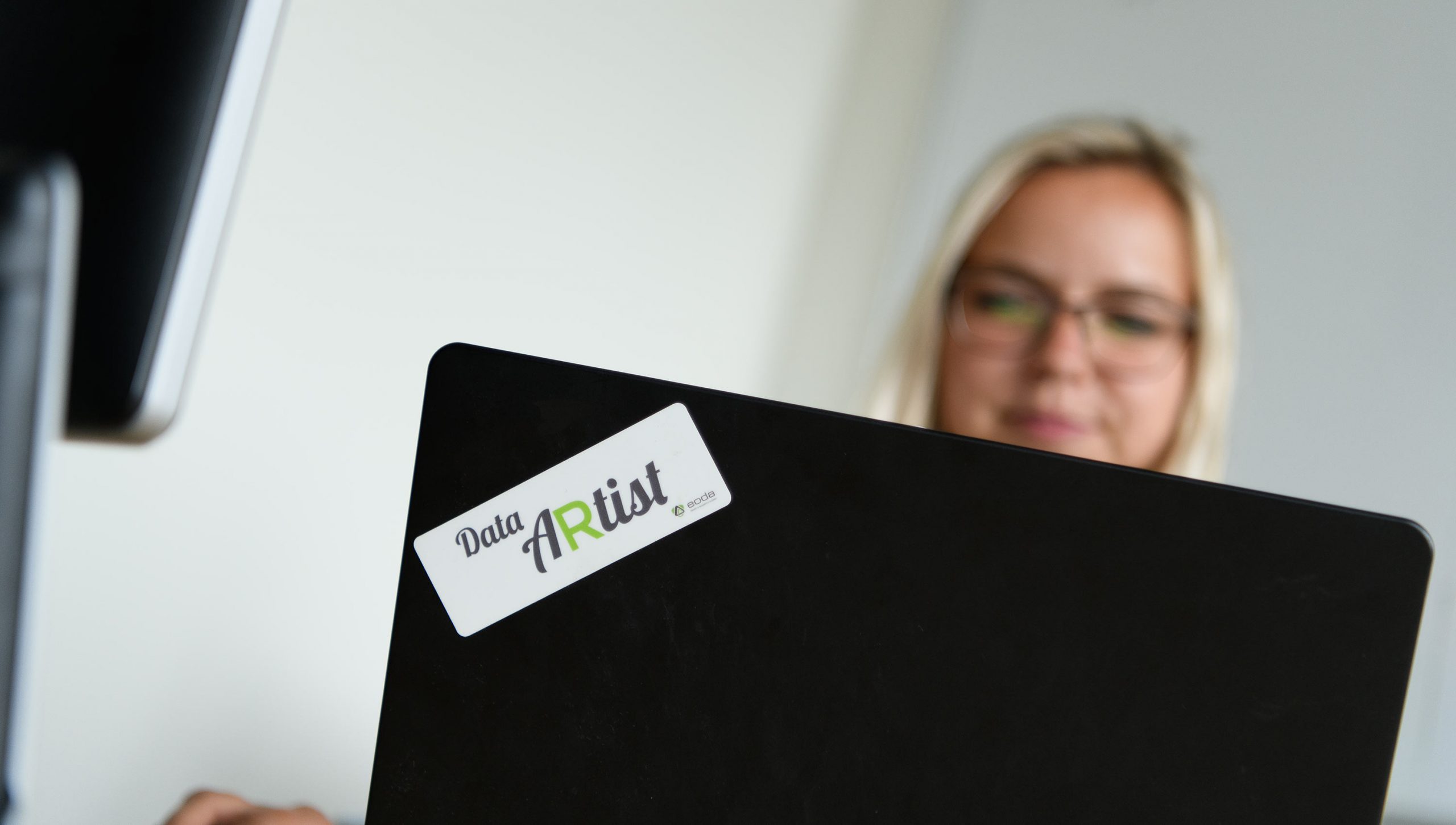 Frau blickt auf ihren Laptop