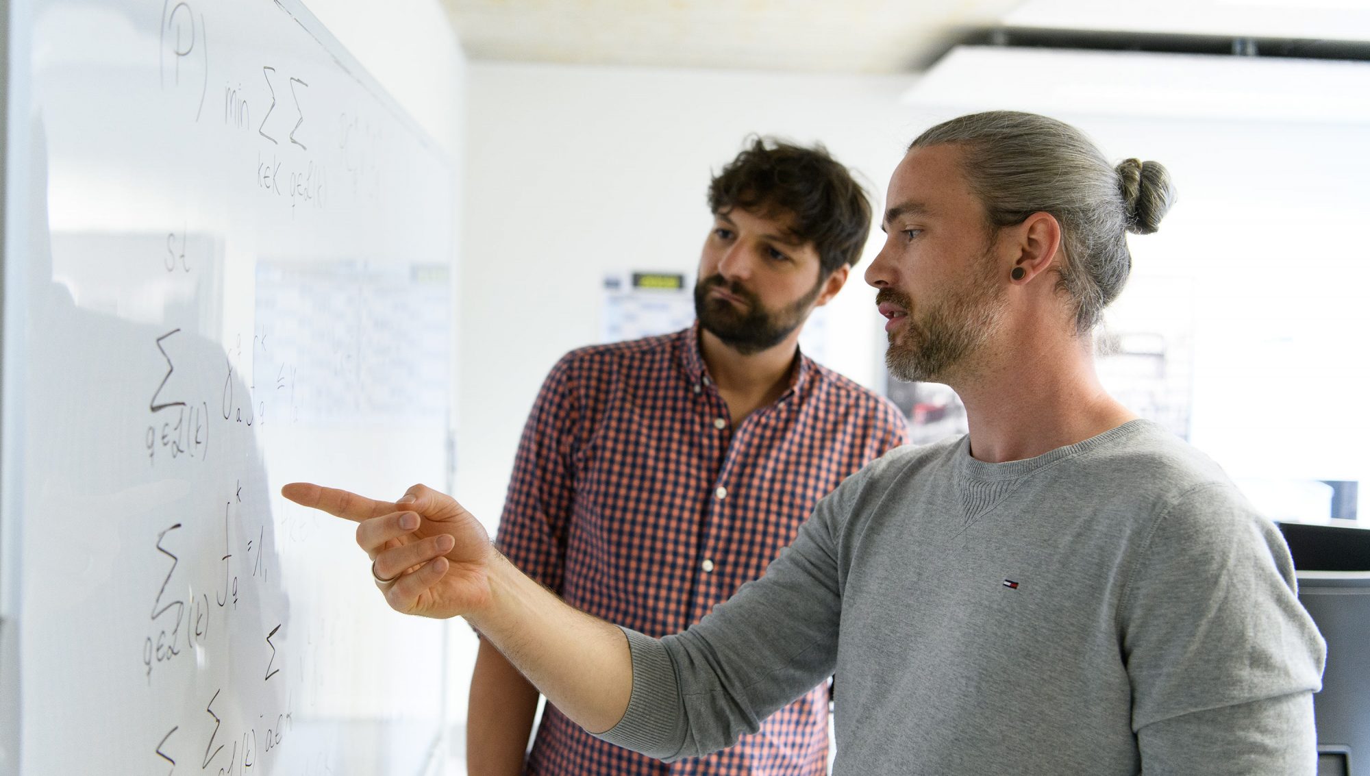 eoda Mitarbeiter besprechen sich am Whiteboard