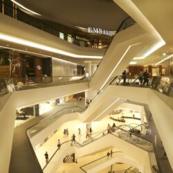 Kaufhaus mit Rolltreppen
