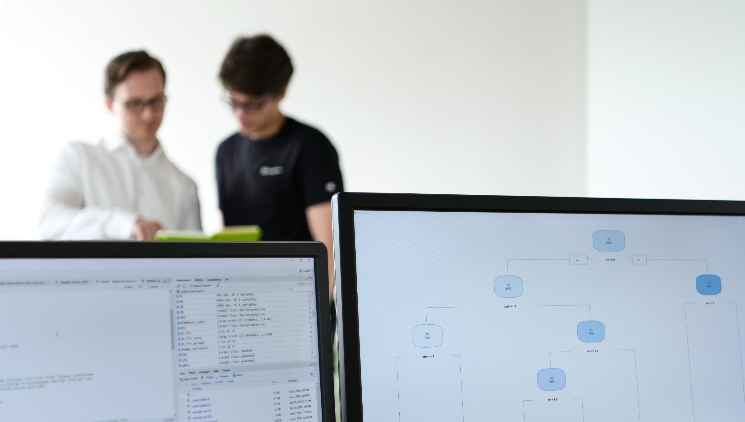 zwei-eoda-data-scientists-besprechen-sich
