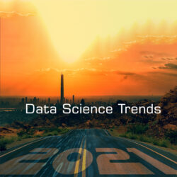 Schriftzug Data Science Trends über einer Straße mit Sonnenuntergang