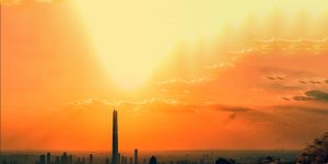 Schriftzug Data Science Trends über einer Straße mit Sonnenuntergang