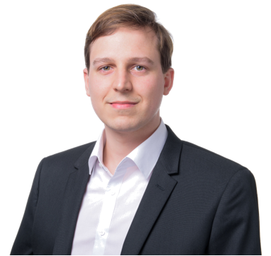 Mann im Anzug schaut in die Kamera