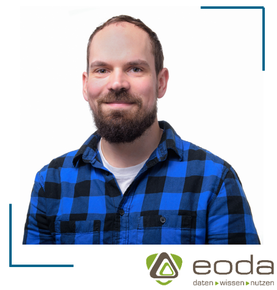 Portraitbild von Christian Ewald mit Logo von eoda