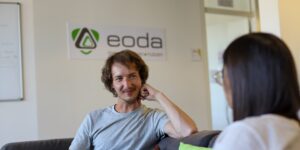 Softwareentwickler unterhält sich