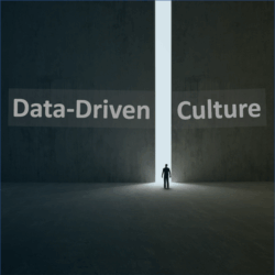 Data-Driven Culture; Mensch, der durch ein lichtdurchflutetes Portal geht