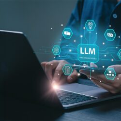 LLM Agent Blog Beitrag. Mann sitzt mit LLM vor Laptop.