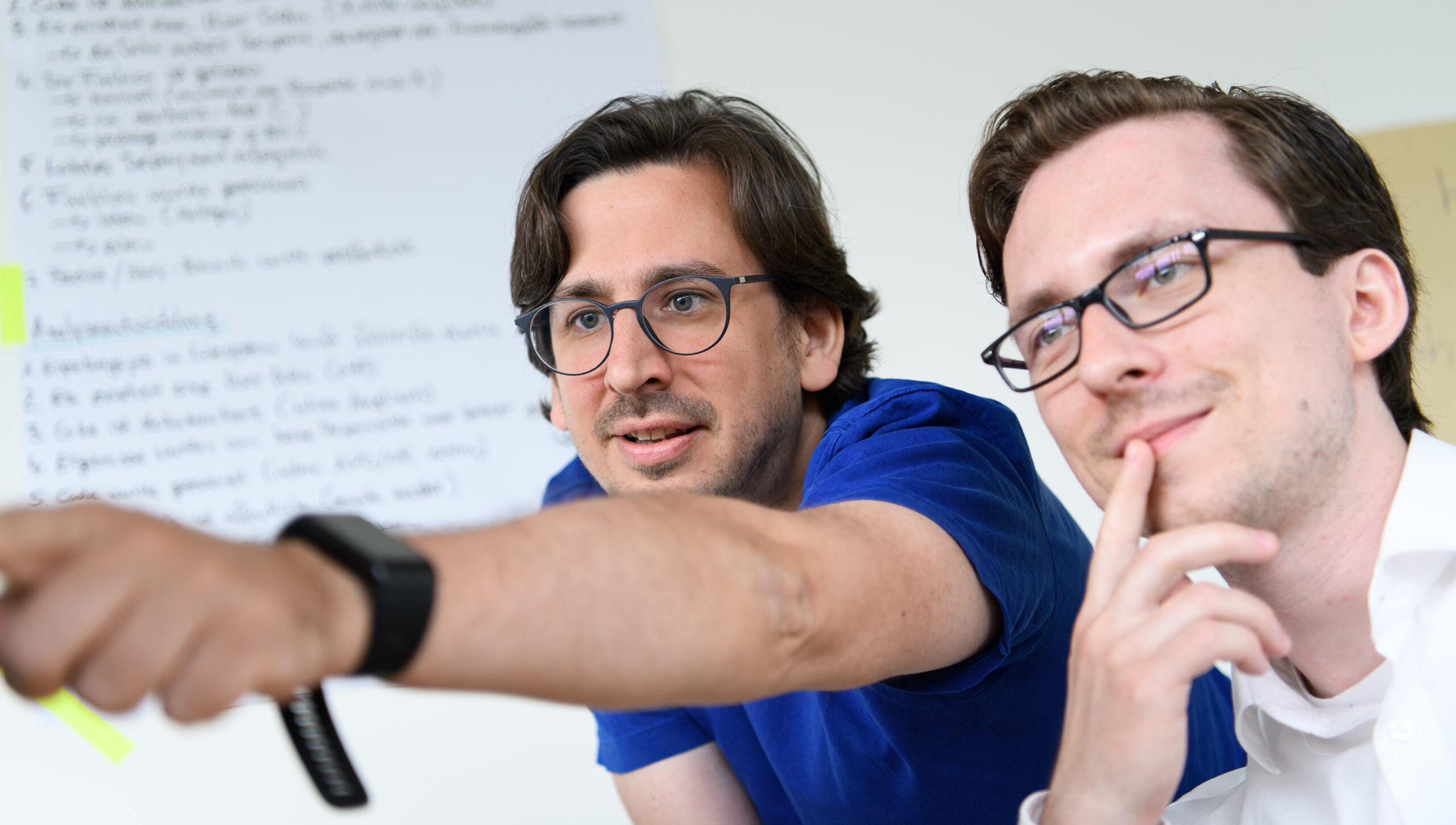 eoda Mitarbeiter im Austausch über Analysemodelle