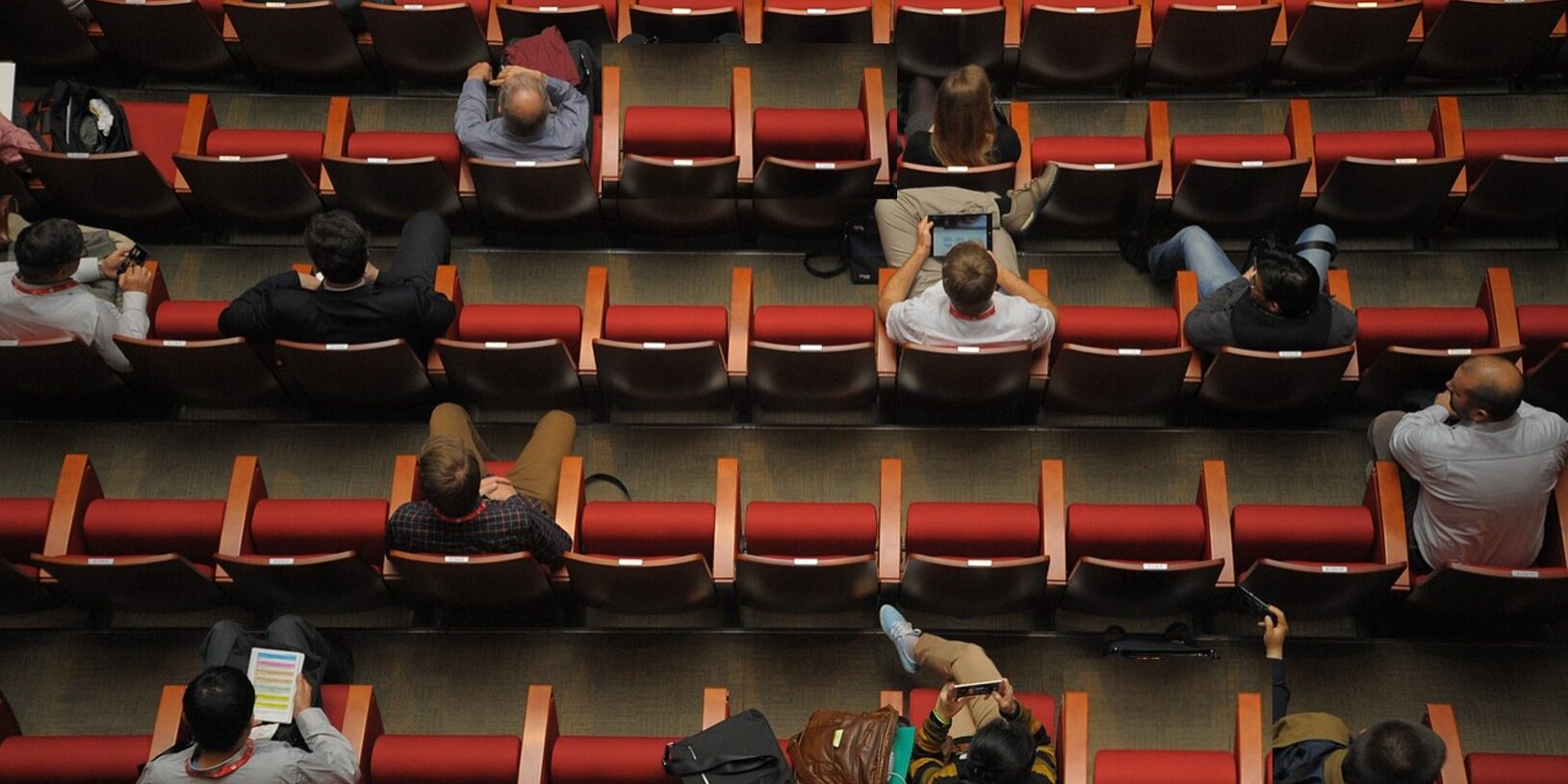 Conference-Sitzreihen Blick auf Sitzreihen einer Konferenz