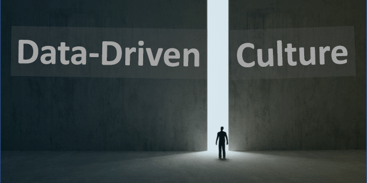 Data-Driven-Culture-Preview-Header Data-Driven Culture; Mensch, der durch ein lichtdurchflutetes Portal geht