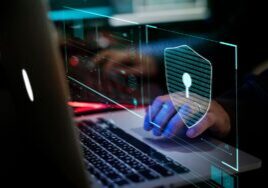 Laptop mit Programmierer hinter einem virtuellen Schloss