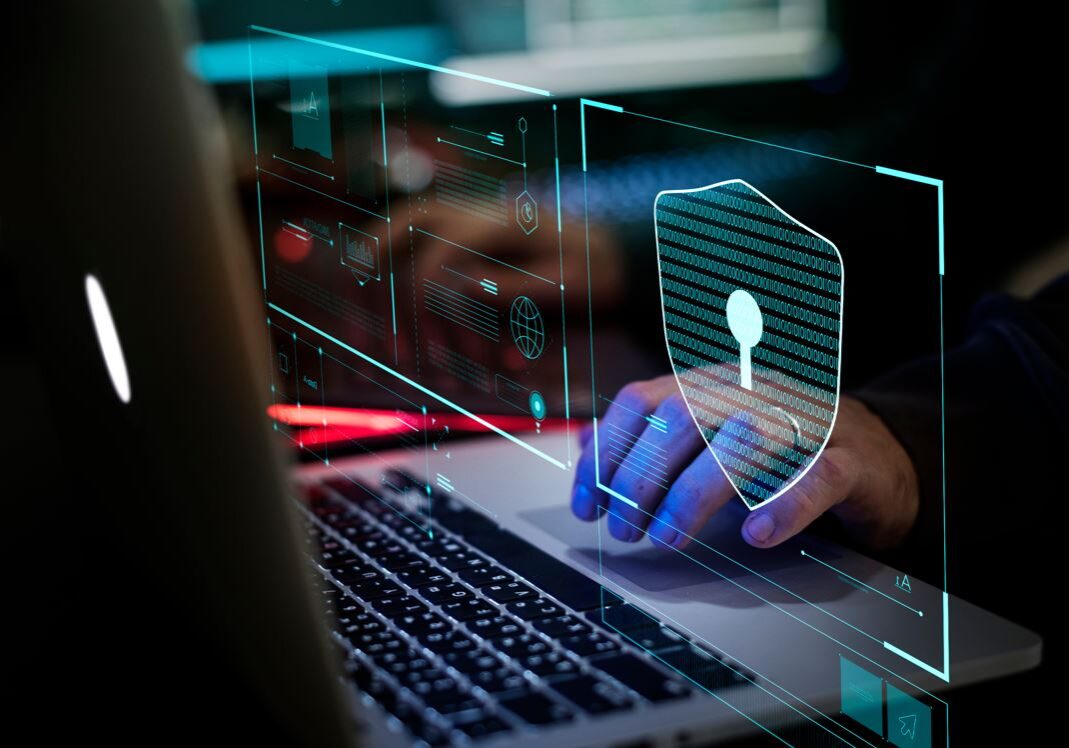 Laptop mit Programmierer hinter einem virtuellen Schloss