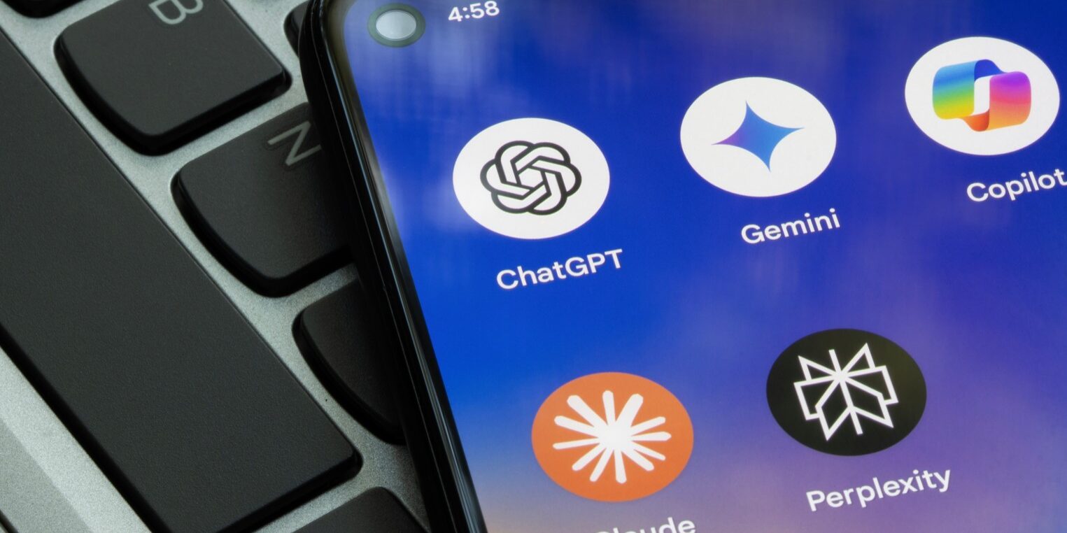 Smartphone Bildschirm mit den App-Icons zu gängigen KI-Tools