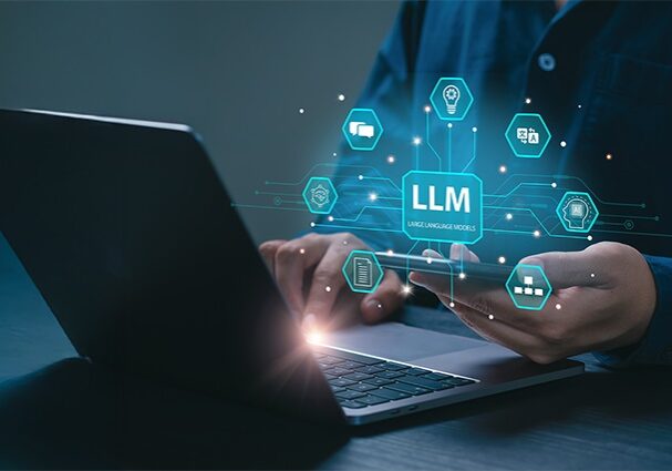LLM Agent Blog Beitrag. Mann sitzt mit LLM vor Laptop.