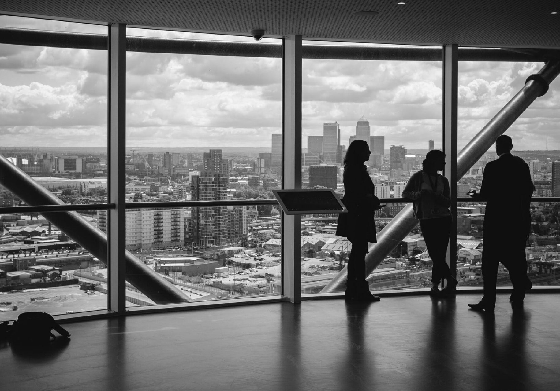 KPI Prognose Versicherer, Personen vor Fenster Wolkenkratzer