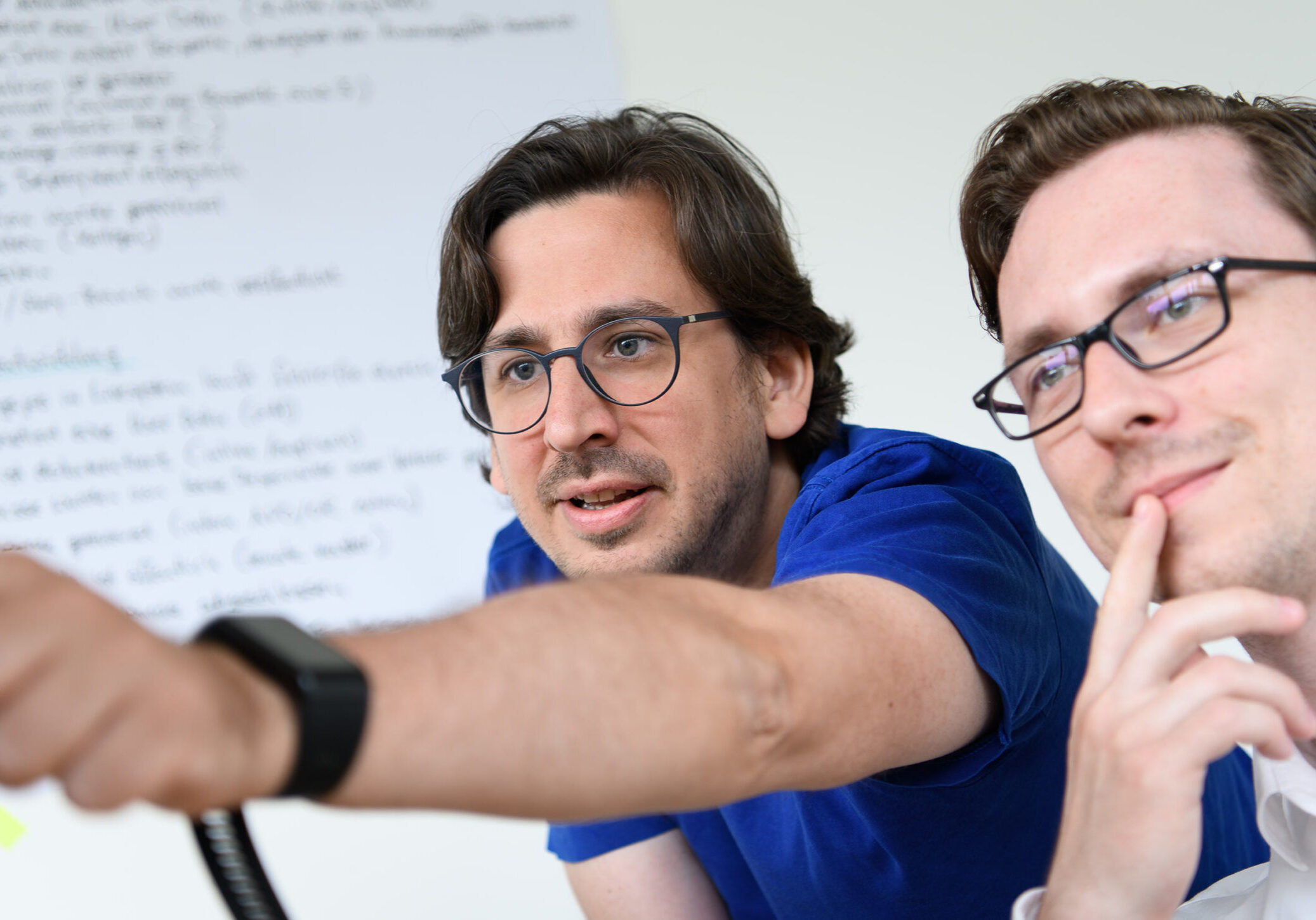 eoda Data Scientist zeigt Kollegen etwas