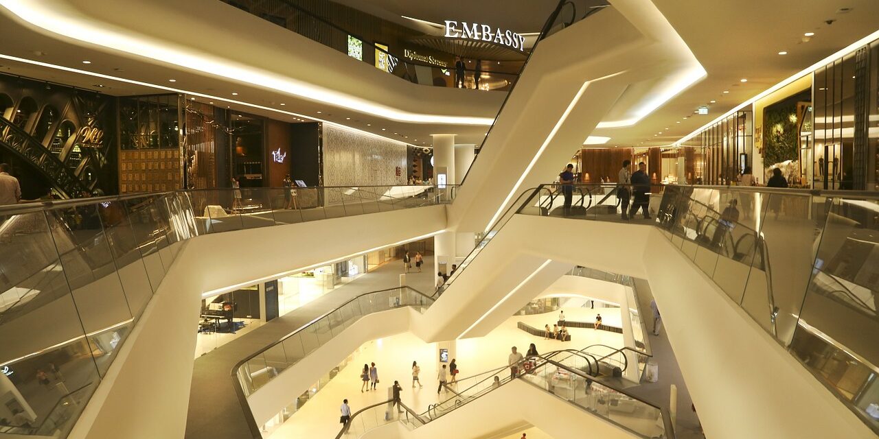 central-embassy-498560_1280 Kaufhaus mit Rolltreppen