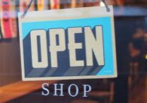 Datenanalyse Einzelhande, Schild mit Open
