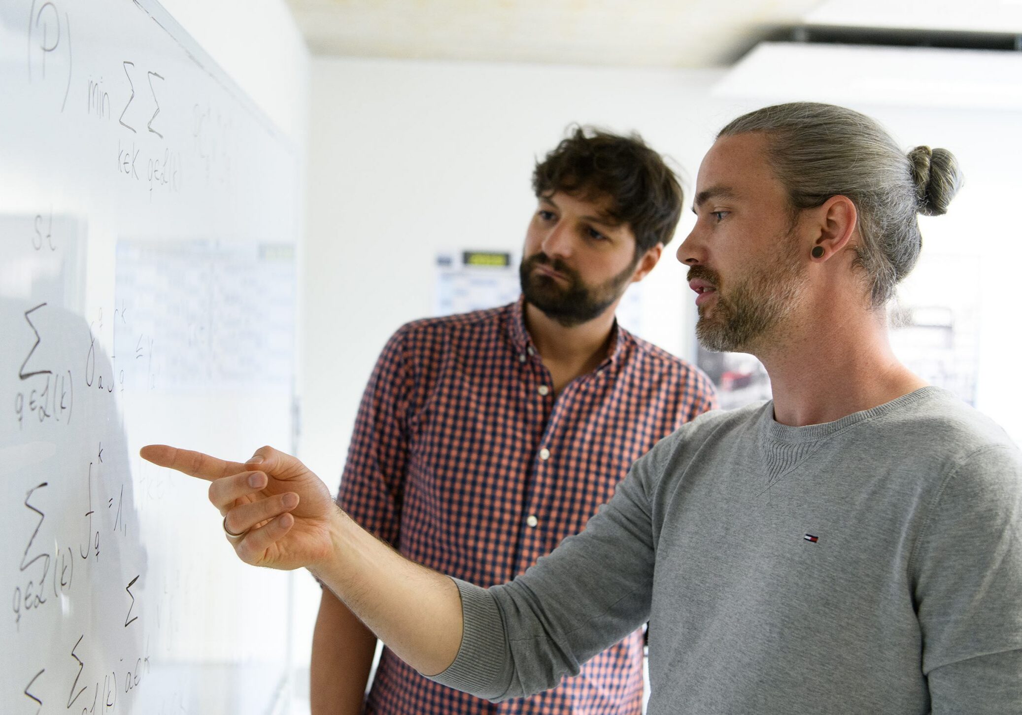 eoda Mitarbeiter besprechen sich am Whiteboard