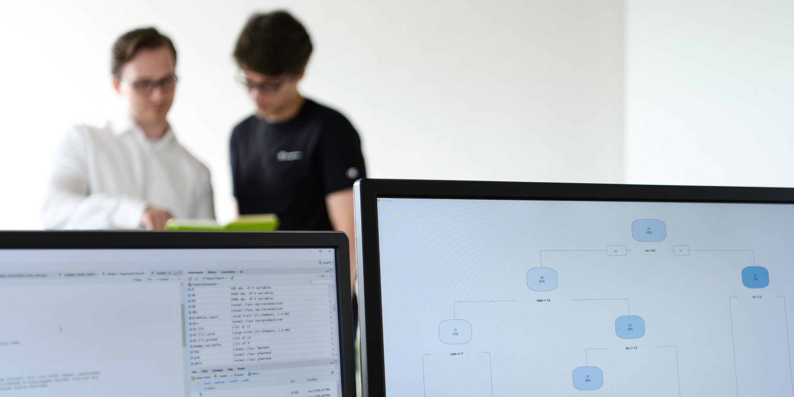 zwei-eoda-data-scientists-besprechen-sich zwei-eoda-data-scientists-besprechen-sich